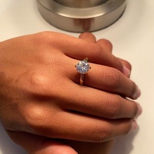 14k yellow gold ring with circular fake diamond